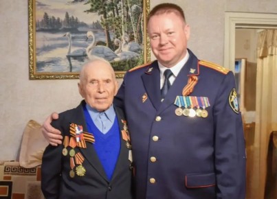 Руководитель Октябрьского межрайонного следственного отдела поздравил с праздником Победы ветеранов Великой Отечественной войны