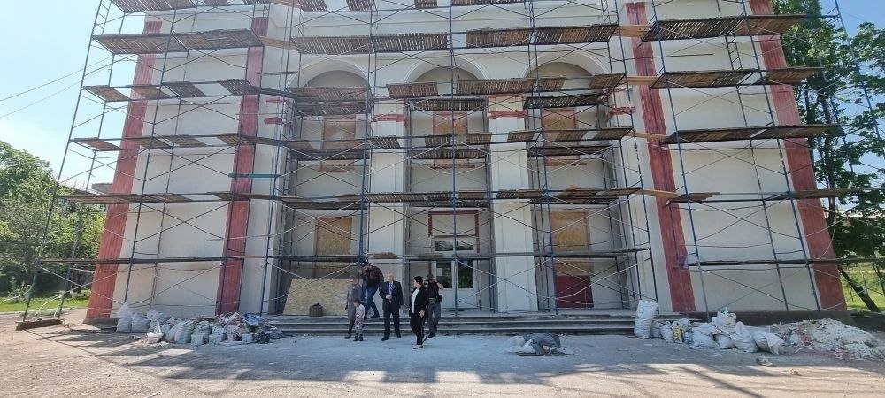Виктор Водолацкий: Посещая город Зоринск в ЛНР, обратил внимание на Дом культуры, скрытый за строительными лесами