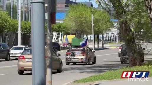 Оренбуржцы не сбавляют праздничный настрой: автомобилисты украсили свои машины символами памяти и флагами и продолжают курсировать по городу