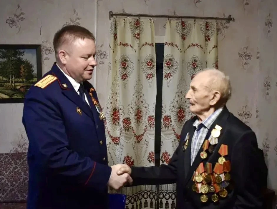 Руководитель Октябрьского межрайонного следственного отдела поздравил с праздником Победы ветеранов Великой Отечественной войны Руководитель Октябрьского межрайонного следственного отдела поздравил с праздником Победы ветеранов Великой Отечественной войны