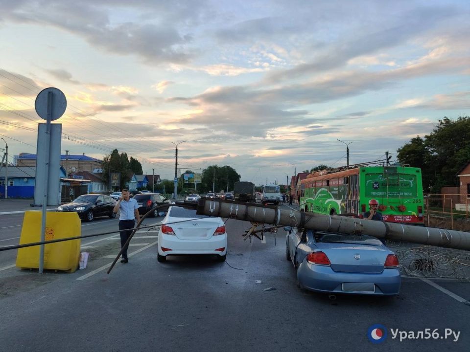 Жительница Оренбурга требует взыскать ущерб, причиненный ее автомобилю упавшей опорой контактной троллейбусной сети