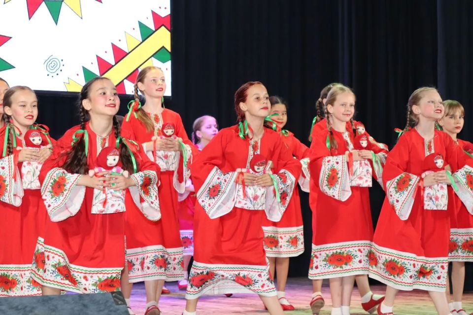 В «Радости» «собрали» дружбу из лент, песен и танцев В «Радости» «собрали» дружбу из лент, песен и танцев