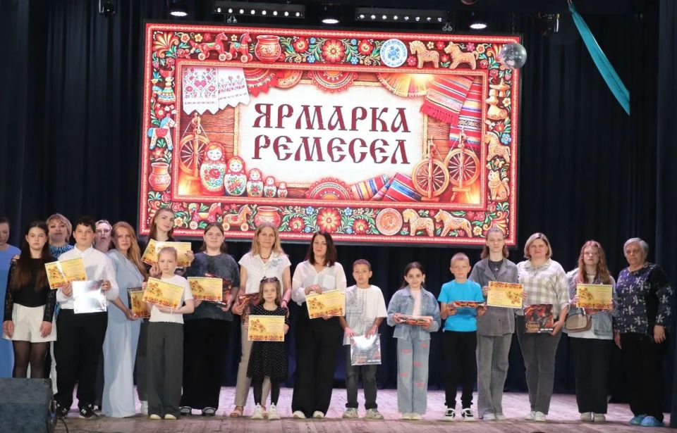 В «Радости» «собрали» дружбу из лент, песен и танцев В «Радости» «собрали» дружбу из лент, песен и танцев
