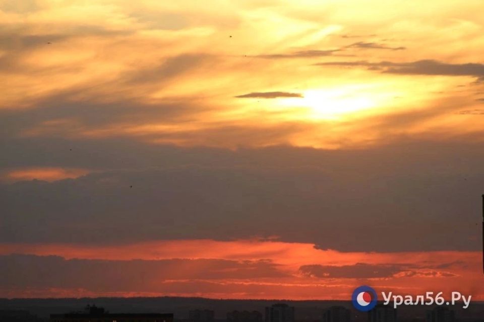 Закат в Оренбурге и небо, расчерченное стрижами Закат в Оренбурге и небо, расчерченное стрижами