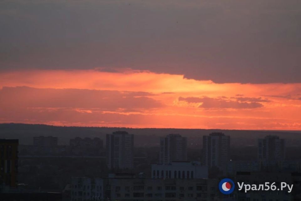 Закат в Оренбурге и небо, расчерченное стрижами Закат в Оренбурге и небо, расчерченное стрижами