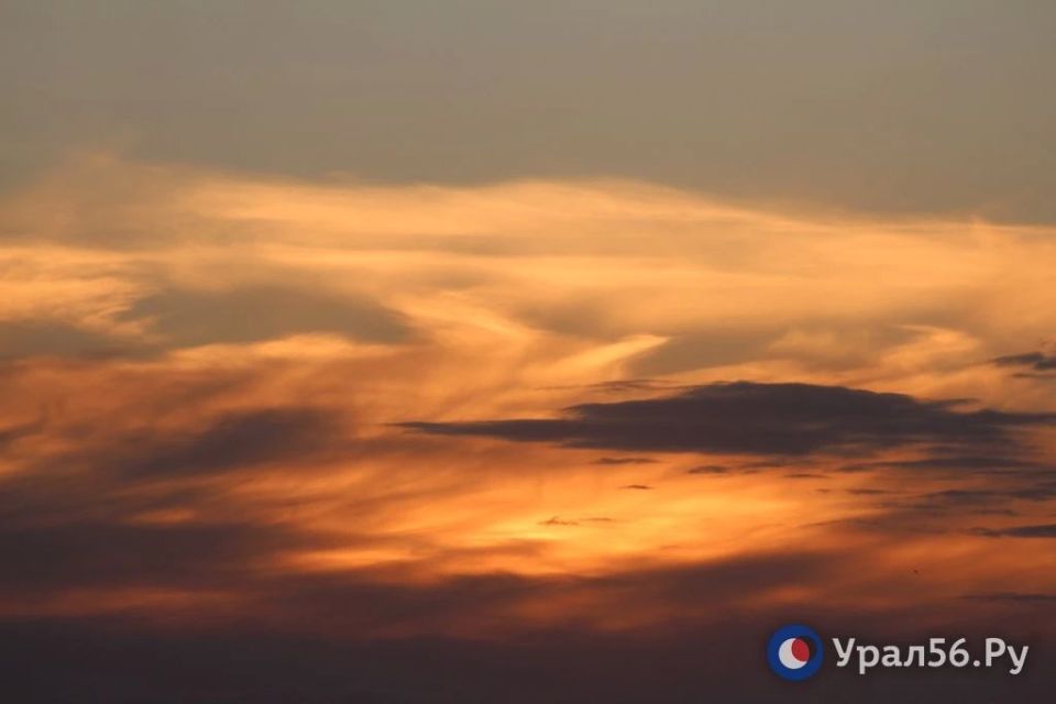 Закат в Оренбурге и небо, расчерченное стрижами Закат в Оренбурге и небо, расчерченное стрижами