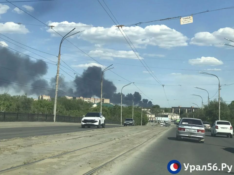 Причина сильного дыма в Орске — пожар на складе и горящий мусор Причина сильного дыма в Орске — пожар на складе и горящий мусор