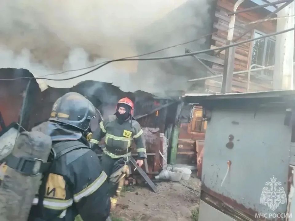 В Оренбурге на улице Обороны потушили пожар В Оренбурге на улице Обороны потушили пожар