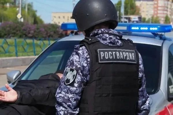 В Ташле росгвардейцы задержали мужчину с ножом, который бросался на прохожих