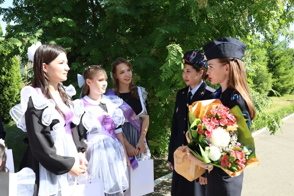 Полиция Оренбуржья поздравила выпускников коррекционной школы Полиция Оренбуржья поздравила выпускников коррекционной школы
