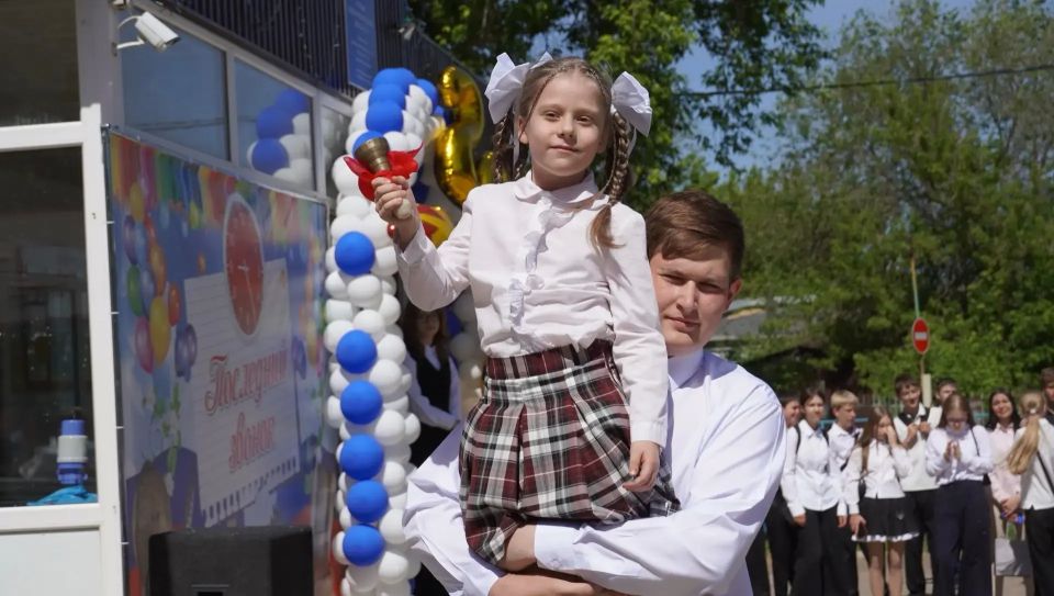 Для выпускников одиннадцатых и девятых классов Оренбурга прозвенел последний звонок Для выпускников одиннадцатых и девятых классов Оренбурга прозвенел последний звонок