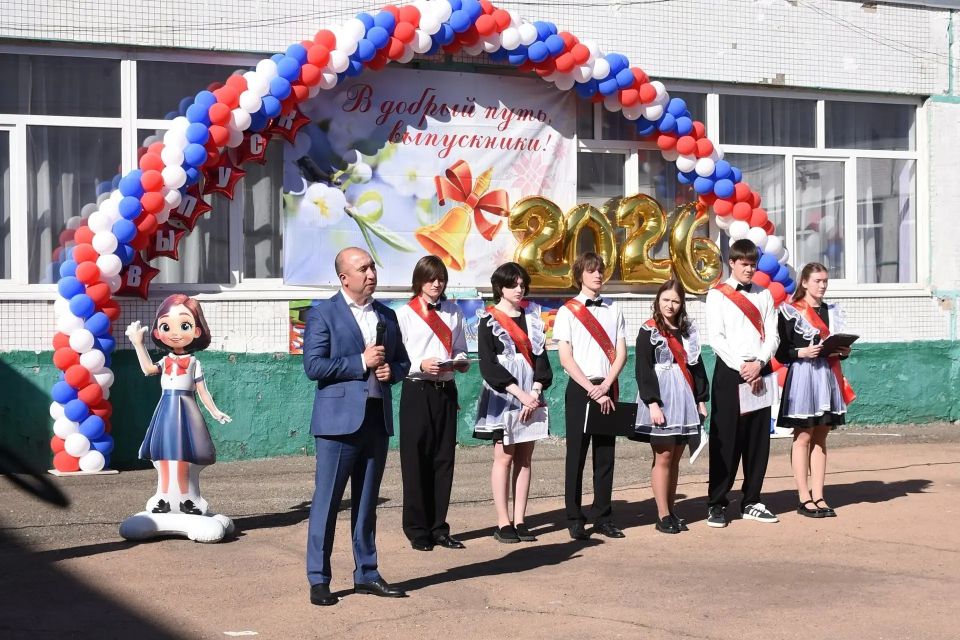Для выпускников одиннадцатых и девятых классов Оренбурга прозвенел последний звонок Для выпускников одиннадцатых и девятых классов Оренбурга прозвенел последний звонок