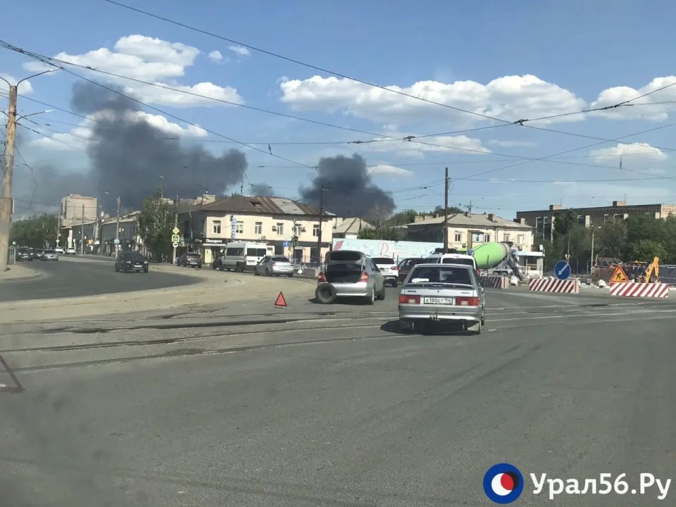 Причина сильного дыма в Орске — пожар на складе и горящий мусор Причина сильного дыма в Орске — пожар на складе и горящий мусор