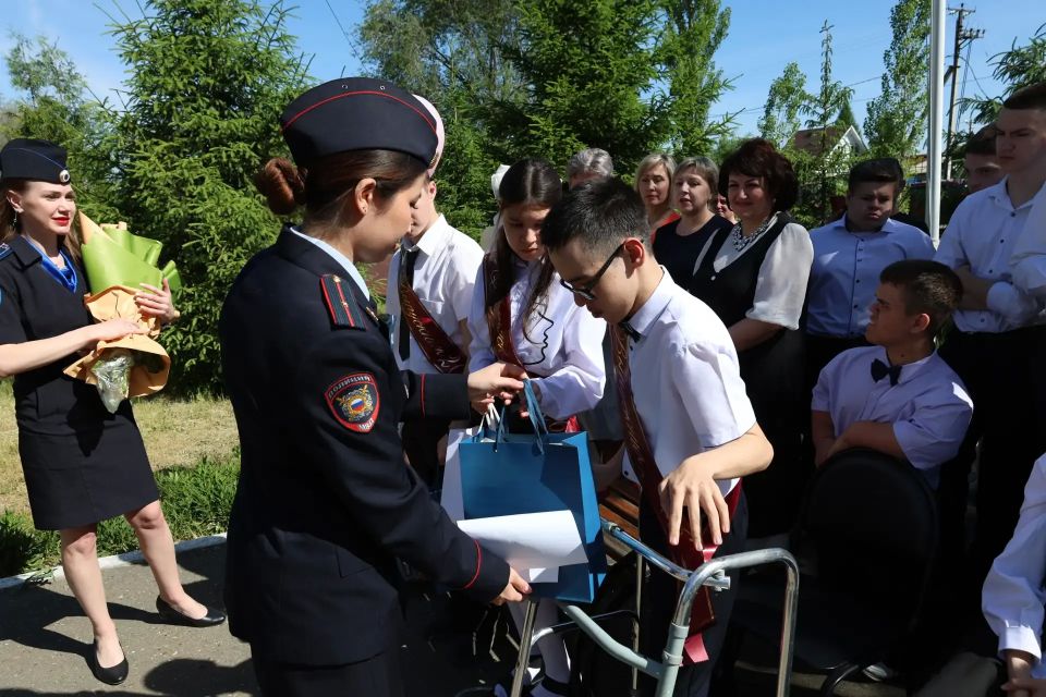 Полиция Оренбуржья поздравила выпускников коррекционной школы Полиция Оренбуржья поздравила выпускников коррекционной школы