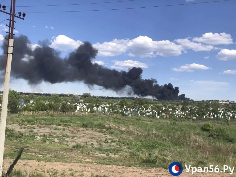 Причина сильного дыма в Орске — пожар на складе и горящий мусор Причина сильного дыма в Орске — пожар на складе и горящий мусор