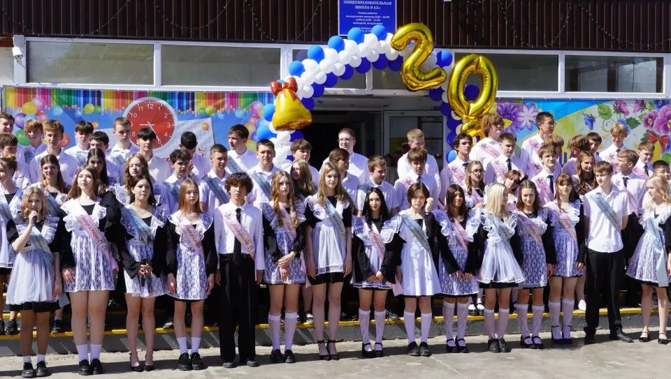 Для выпускников одиннадцатых и девятых классов Оренбурга прозвенел последний звонок