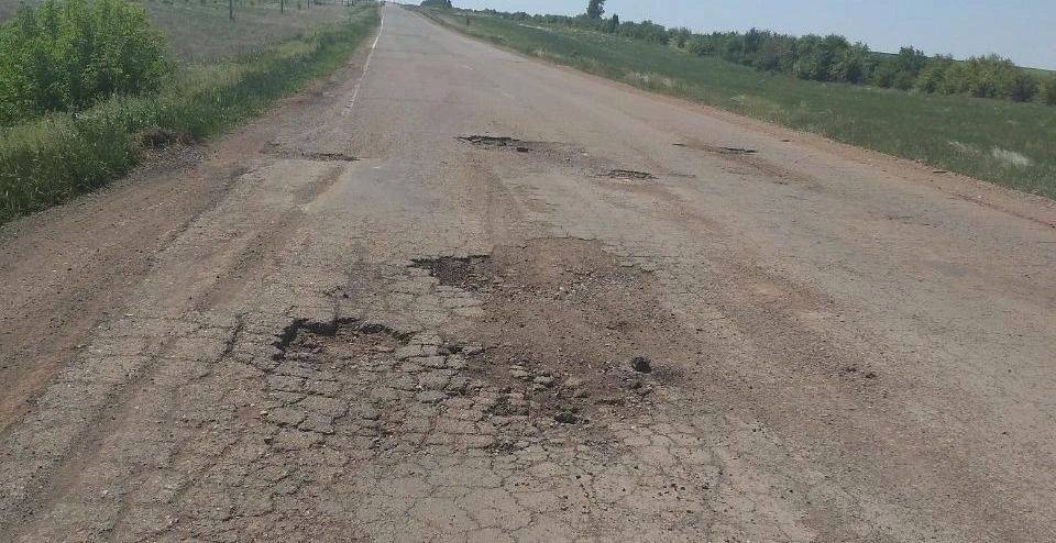 На трассе Переволоцкий — Кичкасс в Оренбургской области изза ям водители выезжают на обочины На трассе Переволоцкий — Кичкасс в Оренбургской области изза ям водители выезжают на обочины