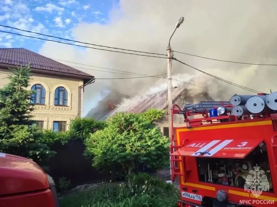 В Оренбурге на улице Обороны потушили пожар В Оренбурге на улице Обороны потушили пожар