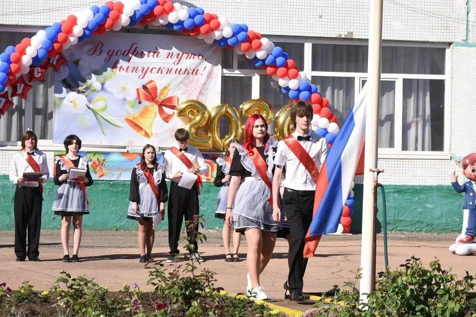 Для выпускников одиннадцатых и девятых классов Оренбурга прозвенел последний звонок Для выпускников одиннадцатых и девятых классов Оренбурга прозвенел последний звонок