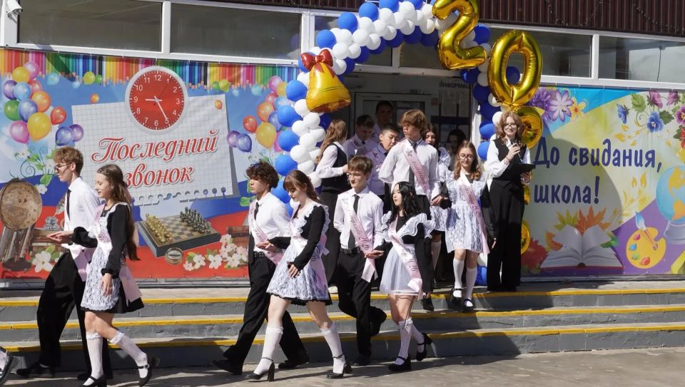 Для выпускников одиннадцатых и девятых классов Оренбурга прозвенел последний звонок Для выпускников одиннадцатых и девятых классов Оренбурга прозвенел последний звонок