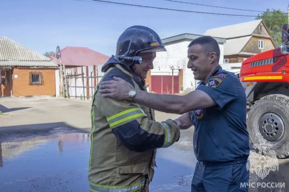 В Оренбурге с почетом проводили на пенсию водителя пожарной машины В Оренбурге с почетом проводили на пенсию водителя пожарной машины