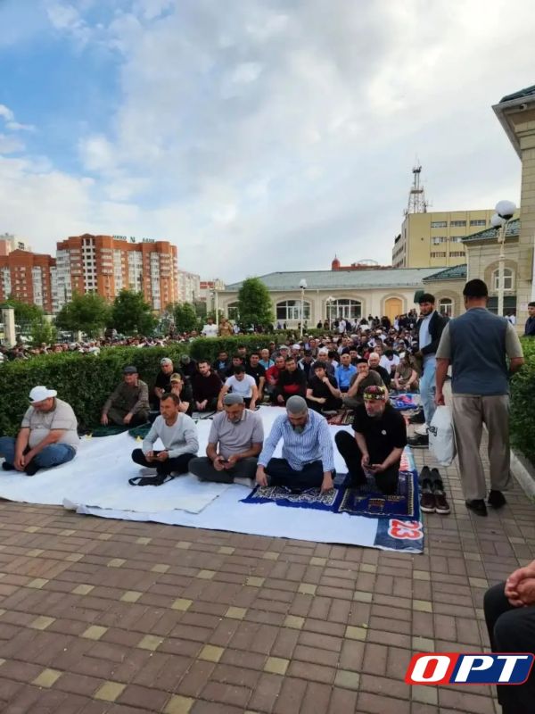 В Оренбуржье мусульмане семьями пришли на праздничный намаз по случаю Курбан-байрама В Оренбуржье мусульмане семьями пришли на праздничный намаз по случаю Курбан-байрама
