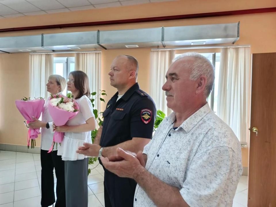 Сотрудники полиции Бугуруслана поздравили выпускников подшефной школы Сотрудники полиции Бугуруслана поздравили выпускников подшефной школы