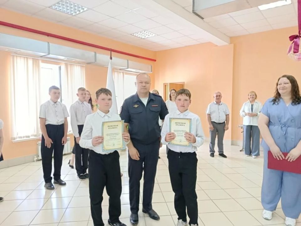 Сотрудники полиции Бугуруслана поздравили выпускников подшефной школы Сотрудники полиции Бугуруслана поздравили выпускников подшефной школы
