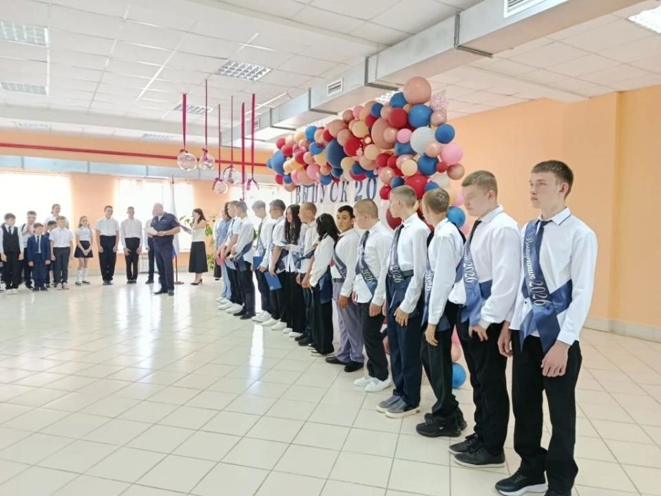 Сотрудники полиции Бугуруслана поздравили выпускников подшефной школы Сотрудники полиции Бугуруслана поздравили выпускников подшефной школы