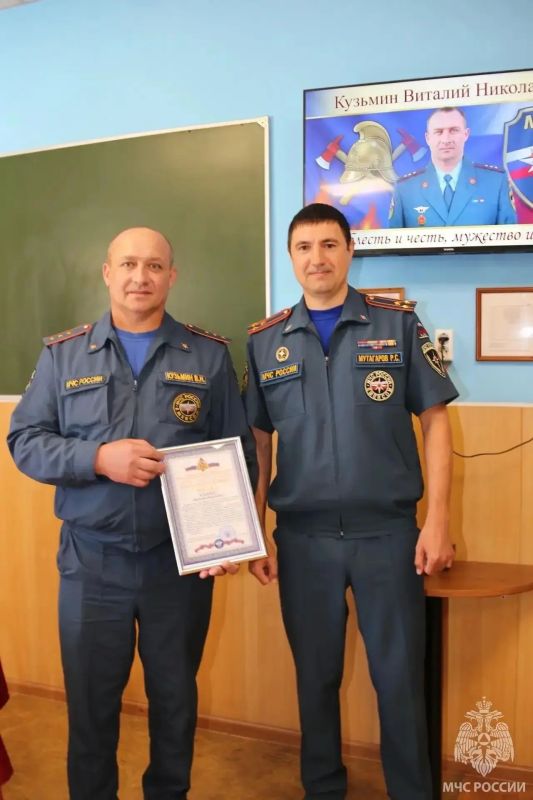 В Оренбурге с почетом проводили на пенсию водителя пожарной машины В Оренбурге с почетом проводили на пенсию водителя пожарной машины