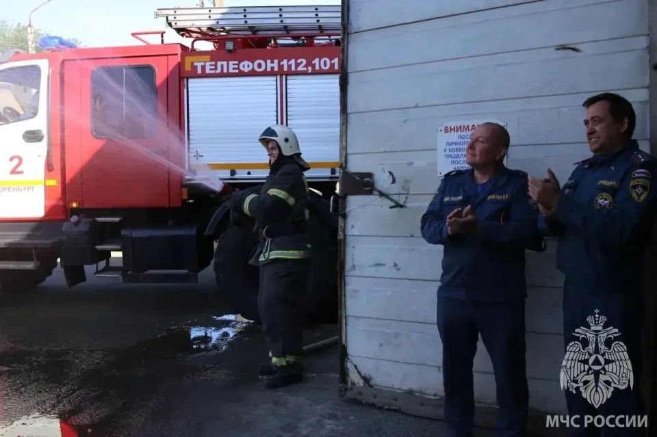 В Оренбурге с почетом проводили на пенсию водителя пожарной машины В Оренбурге с почетом проводили на пенсию водителя пожарной машины