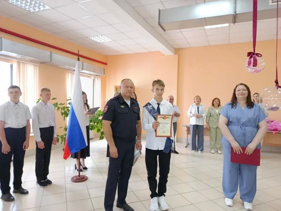 Сотрудники полиции Бугуруслана поздравили выпускников подшефной школы Сотрудники полиции Бугуруслана поздравили выпускников подшефной школы
