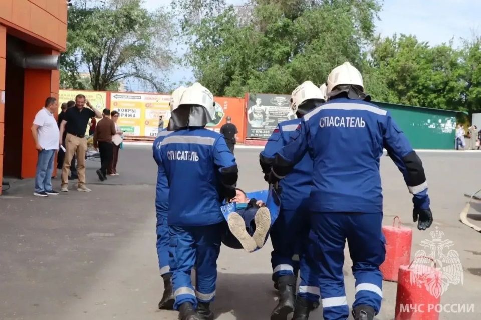 Огнеборцы провели учения по тушению пожара в крупном торговом центре Огнеборцы провели учения по тушению пожара в крупном торговом центре