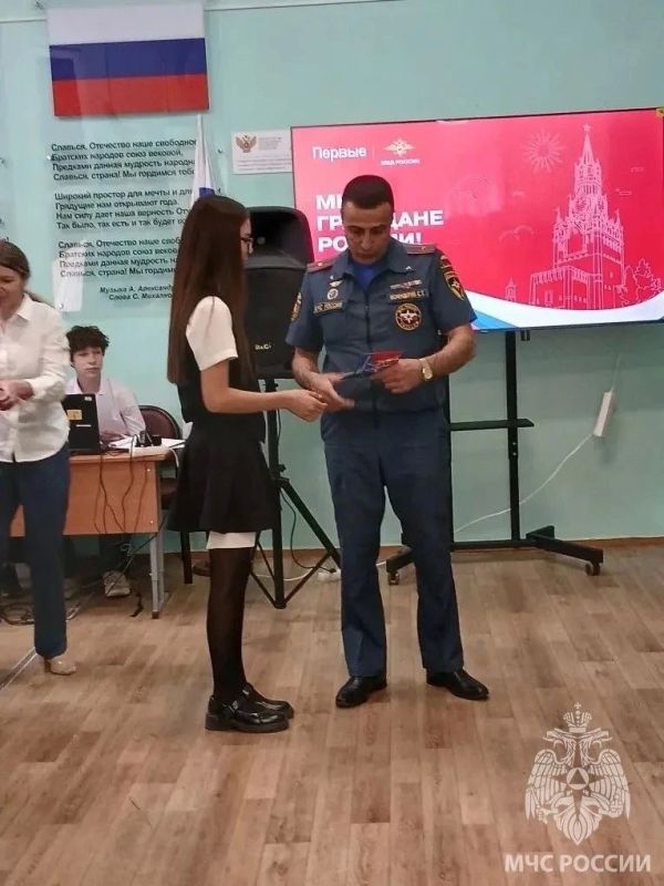 Сотрудник МЧС России принял участие во вручении первых паспортов юным оренбуржцам Сотрудник МЧС России принял участие во вручении первых паспортов юным оренбуржцам