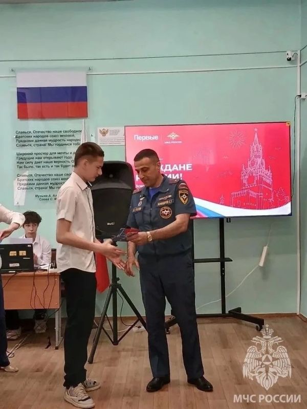 Сотрудник МЧС России принял участие во вручении первых паспортов юным оренбуржцам Сотрудник МЧС России принял участие во вручении первых паспортов юным оренбуржцам