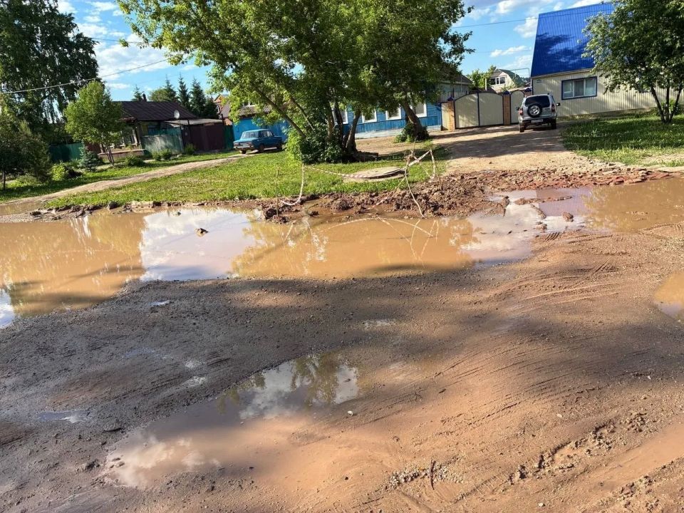 «На дороге можно оставить колеса»: В Бугуруслане водители боятся ездить по улице Красина «На дороге можно оставить колеса»: В Бугуруслане водители боятся ездить по улице Красина