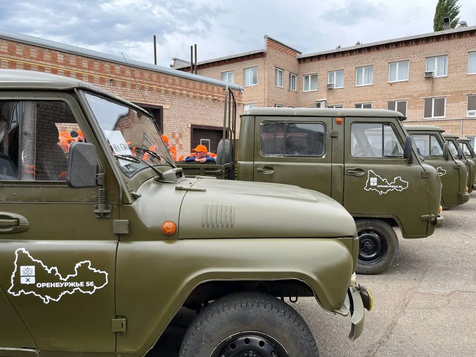 Из Оренбуржья на фронт отправили 12 автомобилей повышенной проходимости Из Оренбуржья на фронт отправили 12 автомобилей повышенной проходимости