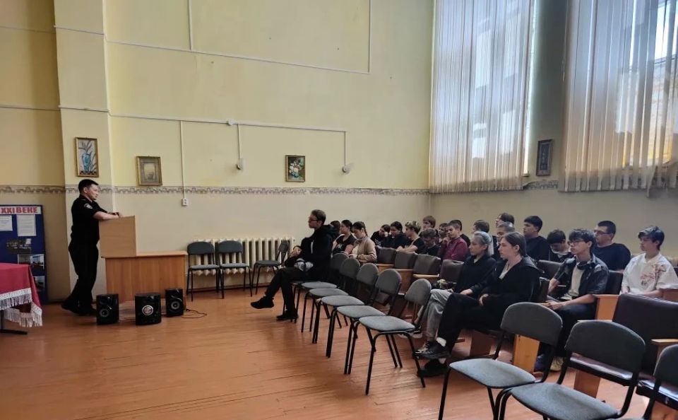 В рамках Дня правовой помощи детям полицейские Красногвардейского района провели беседу с учащимися техникума