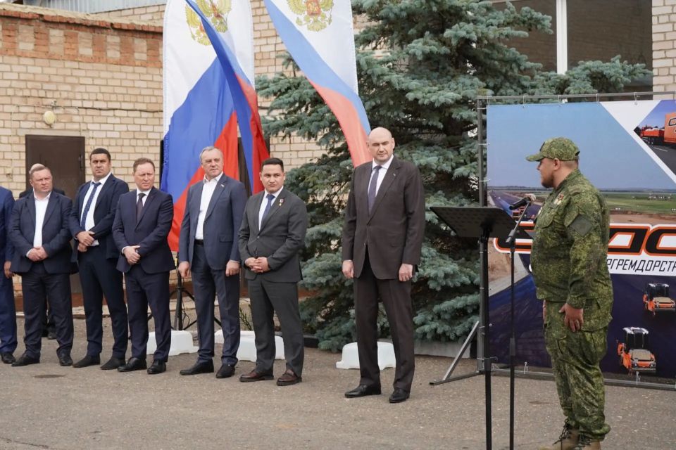Оренбургские дорожники передали автомобили в помощь бойцам специальной военной операции Оренбургские дорожники передали автомобили в помощь бойцам специальной военной операции