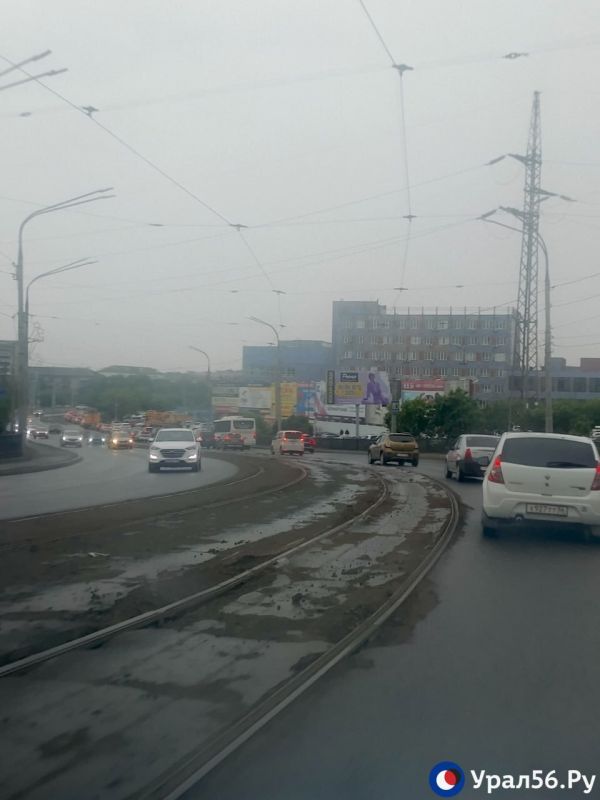 В Оренбурге на пересечении улицы Автодромной и Загородного шоссе перевернулся самосвал В Оренбурге на пересечении улицы Автодромной и Загородного шоссе перевернулся самосвал