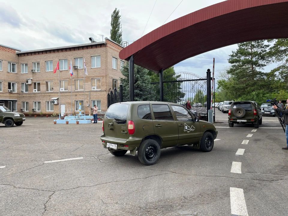Из Оренбуржья на фронт отправили 12 автомобилей повышенной проходимости Из Оренбуржья на фронт отправили 12 автомобилей повышенной проходимости
