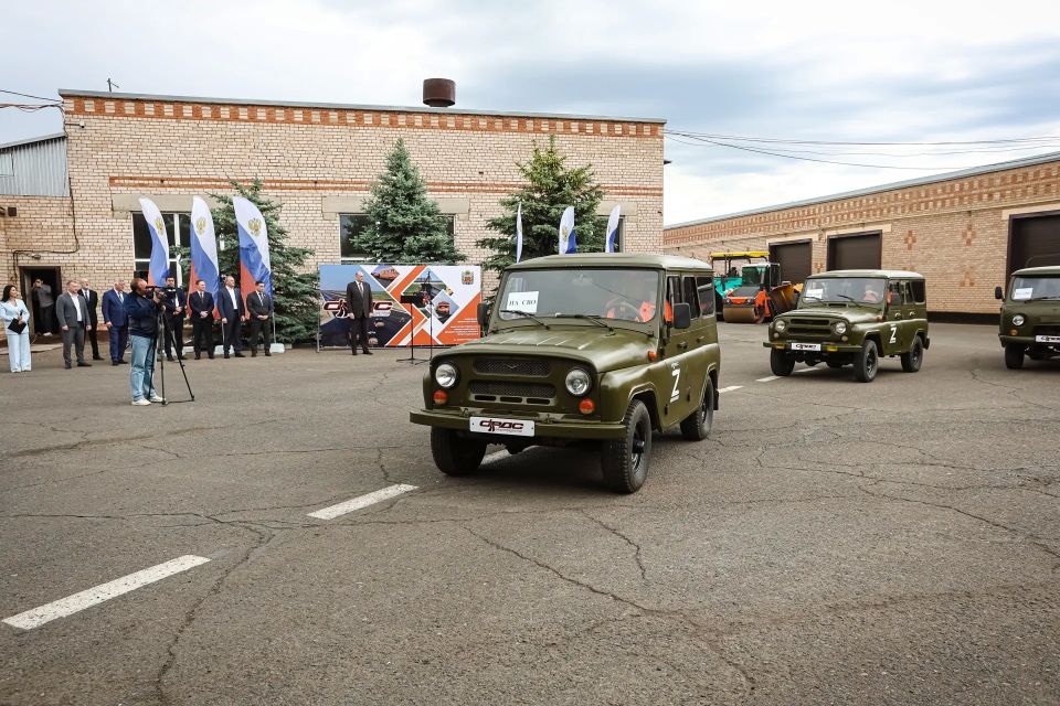 Оренбургские дорожники передали автомобили в помощь бойцам специальной военной операции Оренбургские дорожники передали автомобили в помощь бойцам специальной военной операции