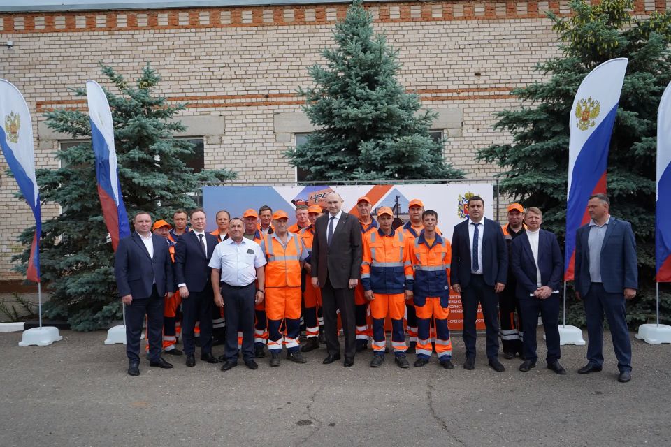 Оренбургские дорожники передали автомобили в помощь бойцам специальной военной операции Оренбургские дорожники передали автомобили в помощь бойцам специальной военной операции