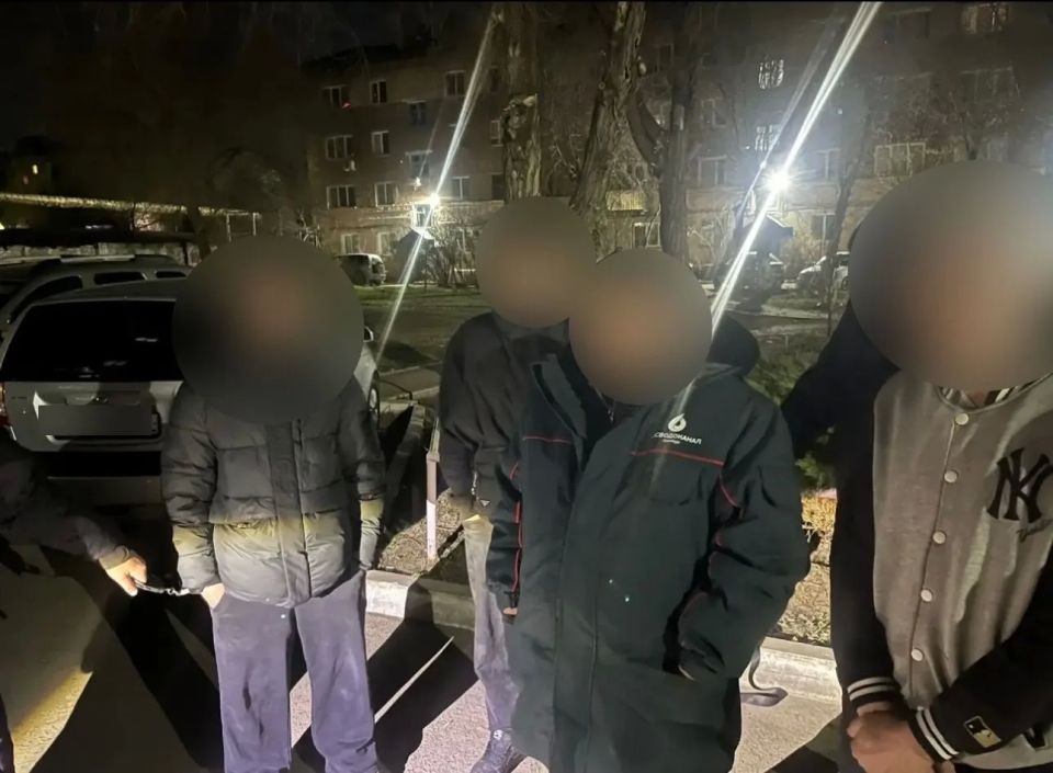 В Оренбурге полицейские задержали трех подозреваемых в вымогательстве наркотических средств В Оренбурге полицейские задержали трех подозреваемых в вымогательстве наркотических средств