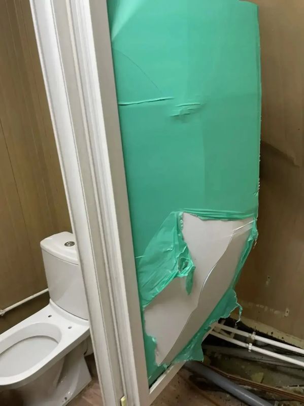 В Оренбурге вандалы разгромили модульный туалет на Красной площади В Оренбурге вандалы разгромили модульный туалет на Красной площади