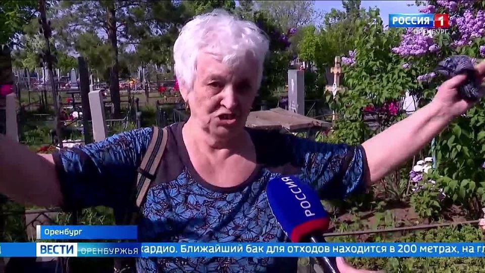 Мусор на кладбищах Оренбурга: ежедневные уборки не дают нужного результата