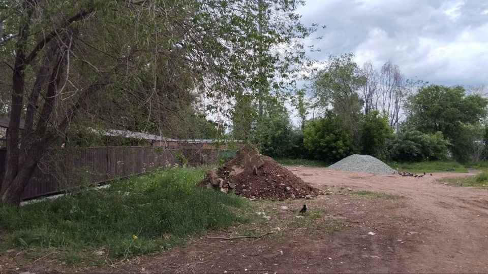 «Кто-то снова выгрузил гору строительных отходов»: В Оренбурге складируют мусор в жилой зоне