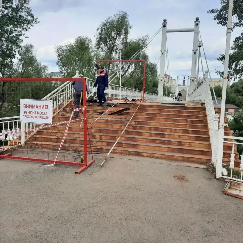 В Оренбурге начали ремонтировать пешеходный мост через Урал со стороны Зауральной рощи