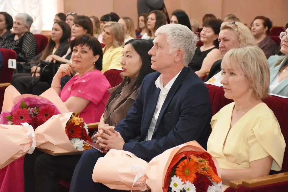 Тепло сердец: в Оренбурге чествовали работников социальной сферы Тепло сердец: в Оренбурге чествовали работников социальной сферы
