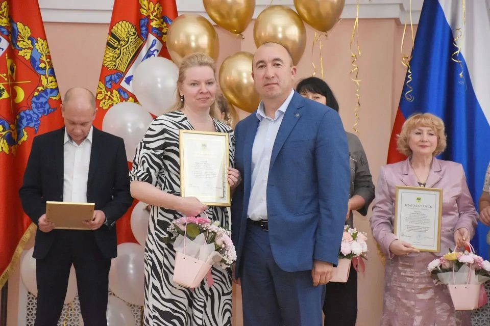 Тепло сердец: в Оренбурге чествовали работников социальной сферы Тепло сердец: в Оренбурге чествовали работников социальной сферы